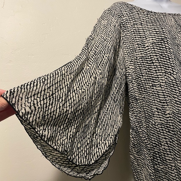 PINEAPPLES -Designed in Hawaii Tunic blouse in black & cream - Picture 5 of 7